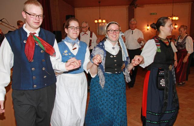 Mitglieder der Volkstanzgruppe Hollenstedt
zeigten zur Freude der Gäste den "Tatzelwurm"