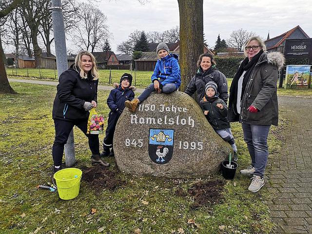 Freiwillige Helfer pflanzen Blumenzwiebeln auf öffentlichen
Flächen in Ramelsloh