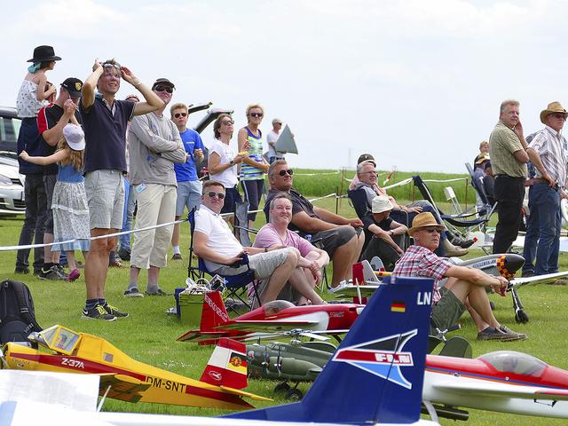 Besucher beim Flugtag der Modellfluggruppe Ramelsloh im Jahr 2018