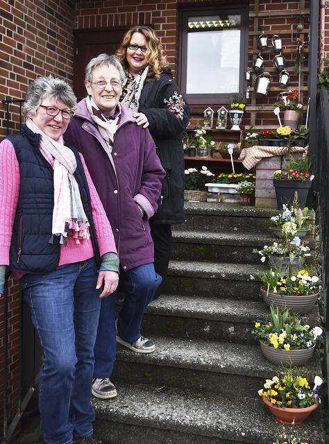 Petra Menck (v. li.) mit Vorinhaberin Anita Kleiner und 
Mitarbeiterin Caroline Jarmuth | Foto: Axel-Holger Haase