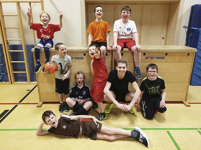 Lucas Fleischer (2. v. re.) ist für die "Kickenden Kids" verantwortlich