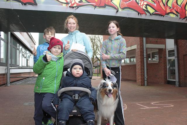 Koalas retten macht Spaß, da sind sich Janina Pauluschke (hinten Mitte, 37) und ihre Kinder Jeppe (v.li., 9), Lüder (6), Matti Bo (1), Lilly (12) und Hund Skip (2) einig