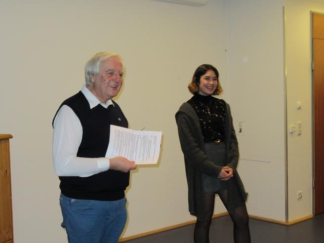 Sportredakteur Roman Cebulok ehrte die Sportlerin des Jahres, Jennifer Soetebier von der LG Nordheide, MTV Pattensen | Foto: tw