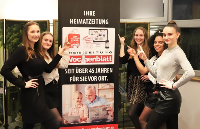 Die Regionalliga-Turnerinnen des TSV Buchholz 08, die zur "Mannschaft des Jahres 2019" gekürt wurden, fühlen sich ihrer Heimatzeitung sehr verbunden (v.l.): Sarah Kleinknecht, Jennifer Preis, und auf der rechten Seite (v.re.): Jacqueline Musik, Fabienne-Renée Liepelt und Maria Heitmann  | Foto: cc