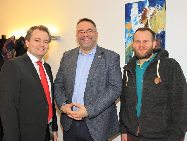 Im Gespräch: WOCHENBLATT-Geschäftsführer Stephan Schrader (v.li.), der designierte 08-Vorsitzende Holger Petruschke und Sportler des Jahres Timo Frank | Foto: cc