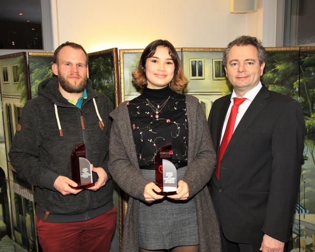 WOCHENBLATT-Geschäftsführer Stephan Schrader (v.re.) ehrte Jennifer Soetebier (Sportlerin des Jahres) und Timo Frank (Sportler des Jahres) | Foto: cc