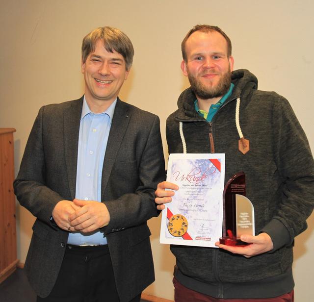 "Sportler des Jahres" Timo Frank (re.) bekam Urkunde und Pokal vom Redaktionsleiter Oliver Sander überreicht | Foto: cc