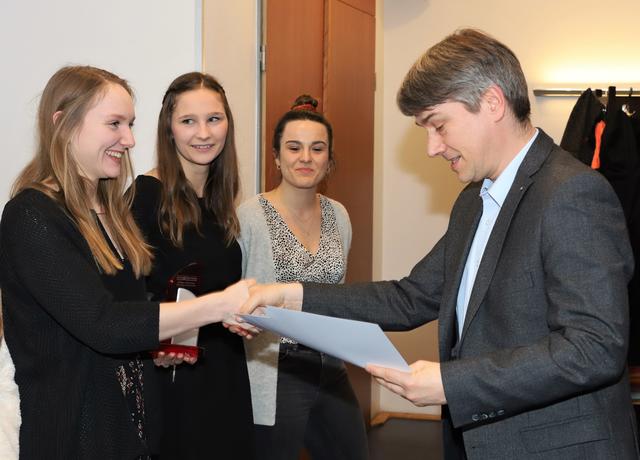 Redaktionsleiter Oliver Sander überreicht die Siegerurkunden an die Mannschaft des Jahres: Maria Heitmann (v.l.), Sarah Kleinknecht und Trainerin Catherina Werbelow | Foto: cc