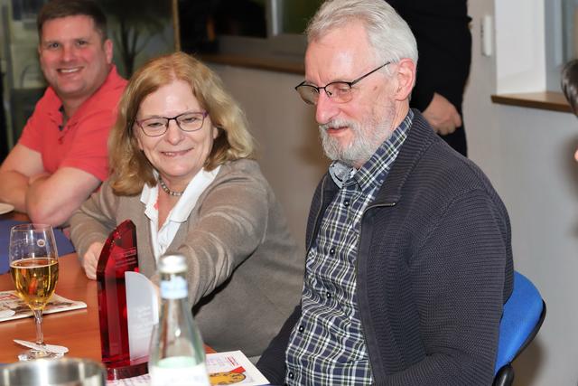 Die Großeltern der Sportlerin des Jahres, Kristina und Rolf, bewundern Pokal und Urkunde ihrer erfolgreichen Enkelin | Foto: cc