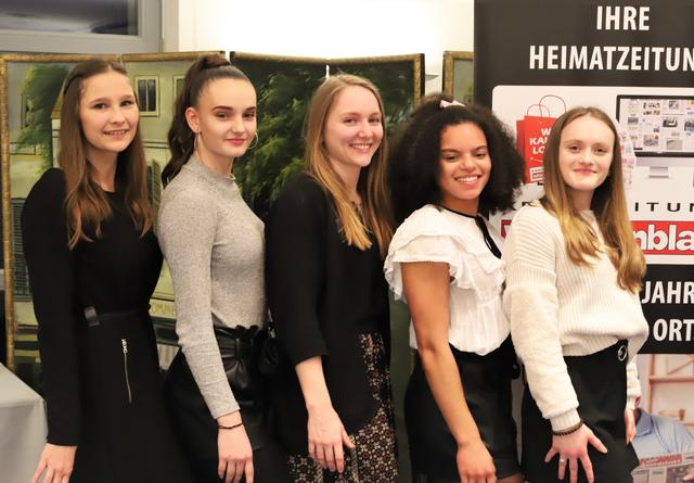 Die Turnerinnen des TSV Buchholz 08 sind Mannschaft des Jahres: Sarah Kleinknecht (v.li.), Jacqueline Musik, Maria Heitmann, Fabienne-Renée Liepelt und Jennifer Preis  | Foto: cc