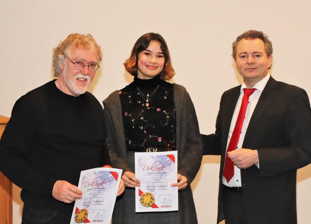 WOCHENBLATT-Geschäftsführer Stephan Schrader (re.) ehrte die Sportlerin des Jahres Jennifer Soetebier und lobte auch den Einsatz ihres Trainers Wilfried Oppermann | Foto: cc