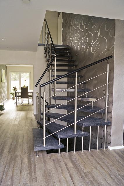 Die Treppe ist modern gestaltet 
und zudem rutschhemmend | Foto: Kenngott Treppen