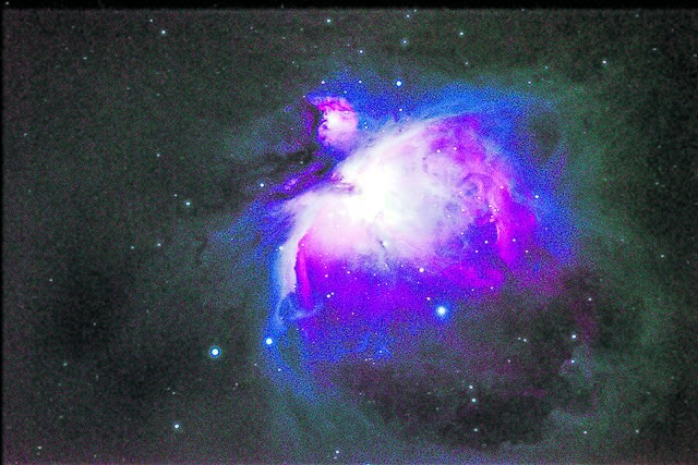 Der "Großer Orionnebel" in 1.400 Lichtjahren Entfernung ist ein gewaltiger Wasserstoffnebel, in dessen Inneren noch heute Sterne entstehen. Diese Aufnahme gelang mit einem Fernrohr mit 1.200 Millimeter Brennweite als Kameraobjektiv. 20 Fotos mit je einer Minute Belichtungszeit wurden zu diesem Bild addiert ("gestackt")
