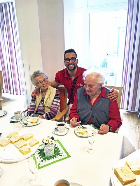 FSJ-ler Mohamed Kojok beim Kaffeeklatsch mit Irma Schulz (li.) und Anneliese Marincowic