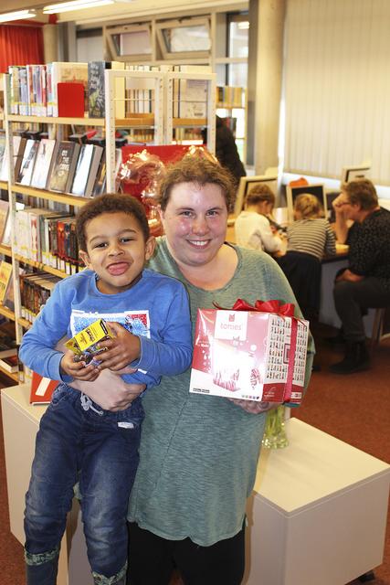 Freude über den Gewinn: Javid Harms (4) mit der Toniebox in Geschenkverpackung und Mutter Nathalie | Foto: ce