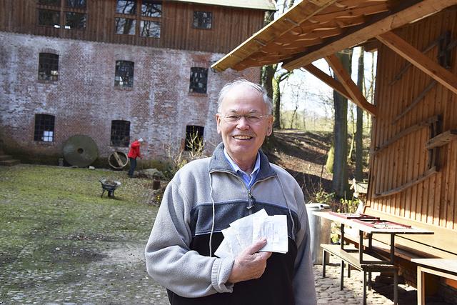Imker Reinhard Blohm hat sich vier Tüten
abgepackte Blumensamen abgeholt
