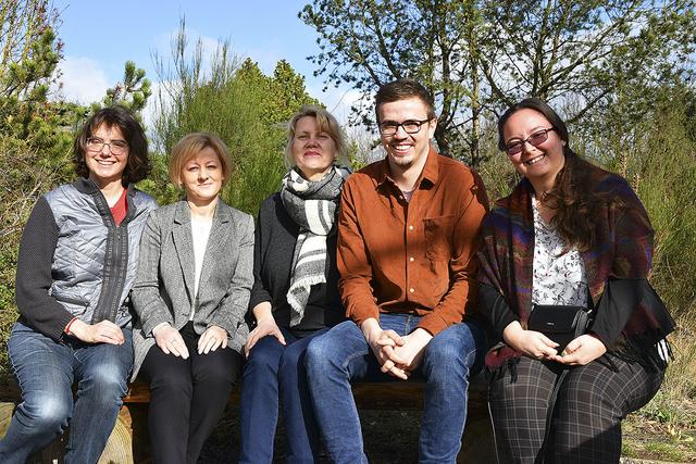 Die Ersamus-Projektlehrer auf dem Schulhof der Oberschule Salzhausen (v. li.): Sigrid Vogelsang, Oleksandra Bodzhukyan (Polen), Doina Mihaila (Rumännien), David Koldehoff und Feljalusi Andrada (Rumänien)