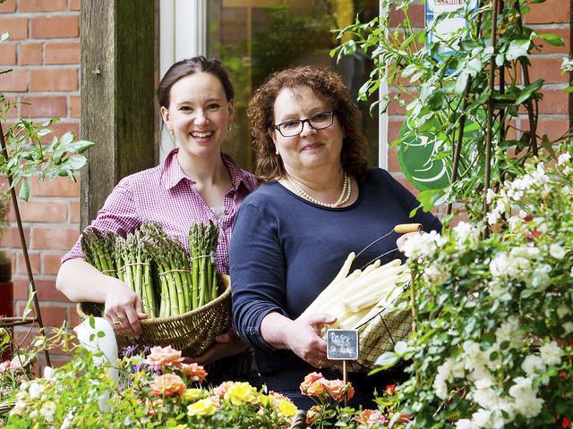 Teresa-Marie Pelka (li.) und Marion Voß vom Cassenhof sehen der Spargelernte optimistisch entgegen