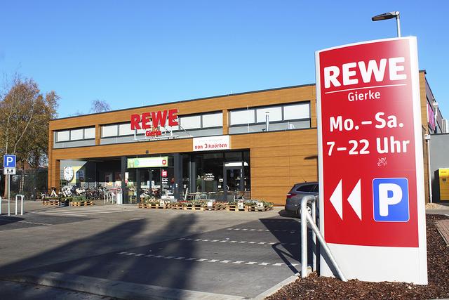 Rewe Gierke in Buxtehude-Ottensen ist wie gewohnt geöffnet. Für Kunden, die nicht mobil sind, bietet das Team einen Lieferservice an  Foto: archiv/wd