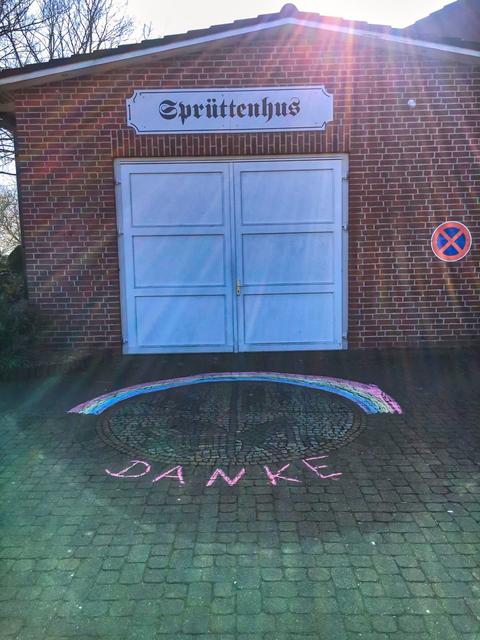 Ein originelles Dankeschön vor dem
Ahrensmoorer "Sprüttenhus"