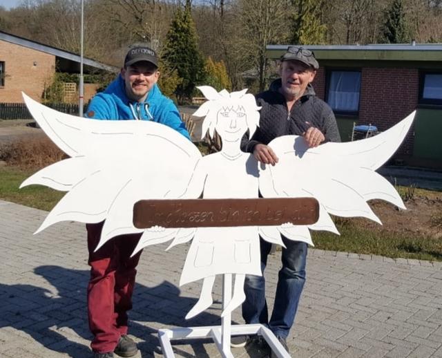 Marlon (li.) und Volker Helms wollen den Senioren Mut machen