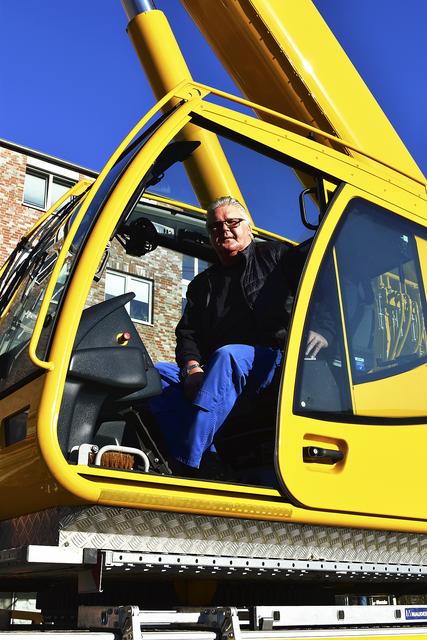 Kranführer Klaus-Dieter Böttcher führt die Arbeiten 
 zentimetergenau aus | Foto: Axel-Holger Haase