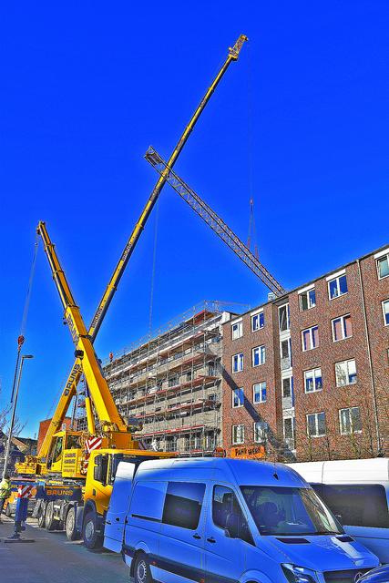 Der Ausleger des Baukrans wird über das Gebäude gehoben  | Foto: Axel-Holger Haase