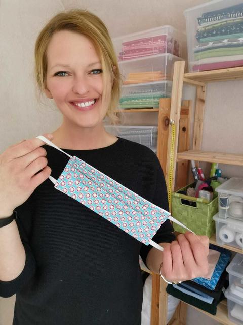 Nadja Alpers fertigt Masken aus allerlei bunten Stoffen
