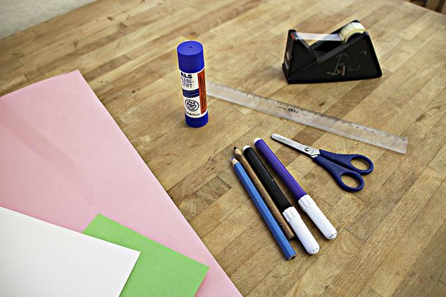 1. Das wird gebraucht: bunter Bastelkarton, Kleber (z.B. Prittstift oder Tesafilm), Stifte (z.B. Bunt- oder Filzstifte), Schere und Lineal | Foto: FLMK