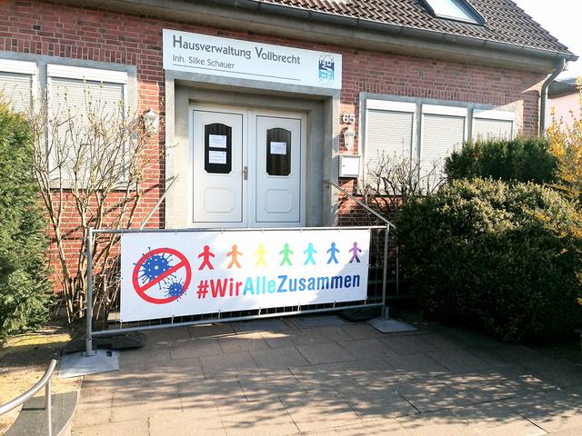 An vielen Stellen sind die Banner zu finden, so wie hier bei der Hausverwaltung Vollbrecht   Fotos: thl
