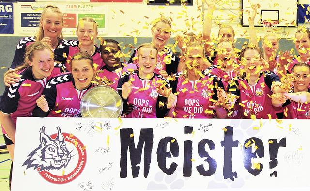 Vor einem Jahr feierte Kapitänin Mareike Vogel (mit Meisterschale) mit ihrer Mannschaft noch den Titelgewinn in der Zweitliga-Saison 2018/19. In der abgebrochenen Spielzeit wird es keinen Meister in der 2. Bundesliga geben