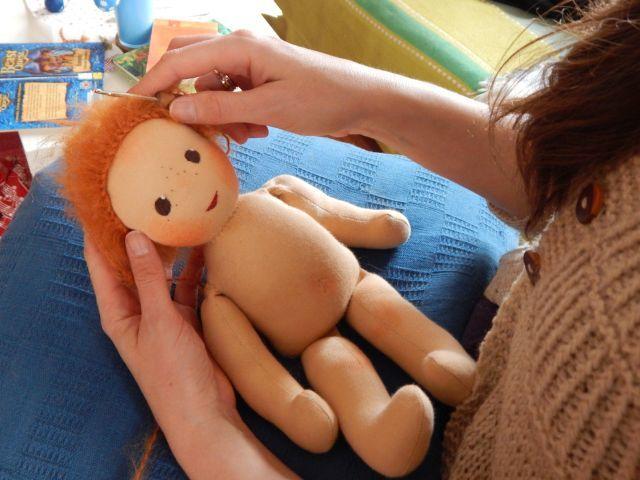 Häkeln einer Perücke für den Puppenkopf nach Maß | Foto: Kliem-Pärsch