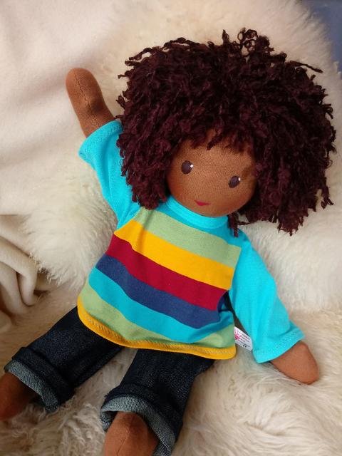 Unisex-Puppenkumpel Mali mit dunkler Haut | Foto: Kliem-Pärsch