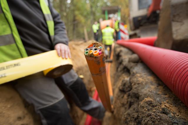 Durch die bunten Röhrchen werden die Glasfasern verlegt