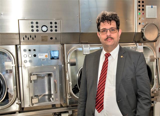Im Wehrwissenschaflichen Institut in Munster: Dr. Frank Sabath vor dem Prototypen einer mobilen Bio-Sicherheitswerkbank, in der hochinfektiöse Erreger bis zur höchsten Bio-Sicherheitsstufe gehandhabt werden können.