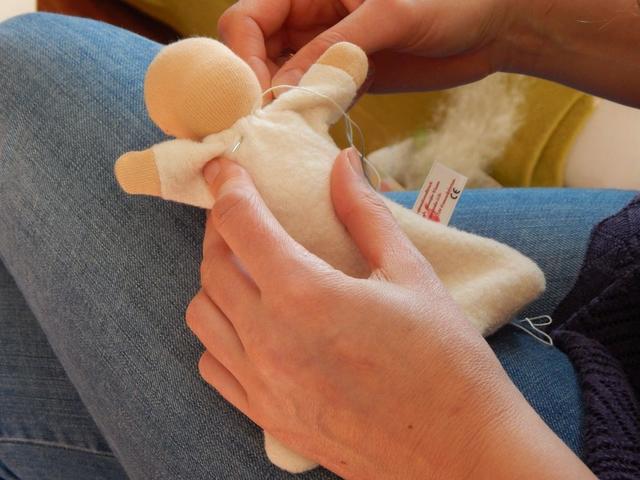 Fertigung eines Nuckelpüppchens | Foto: Kliem-Pärsch