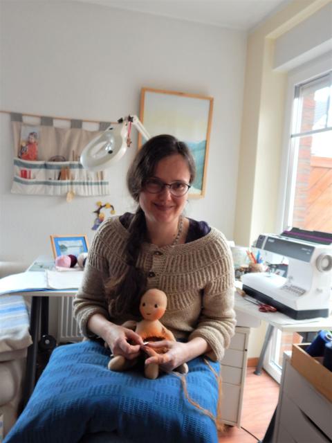 Jennifer Kliem-Pärsch mit einer halb fertigen Puppe | Foto: Kliem-Pärsch