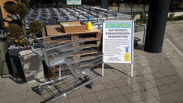 Vor dem Eingang können Kunden ihren Einkaufswagen desinfizieren