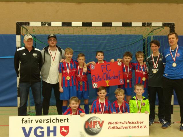 Das Team U11 E-Junioren des FC Oste-Oldendorf trug mit satten elf Punkten den Pokal nach Hause | Foto: NFV