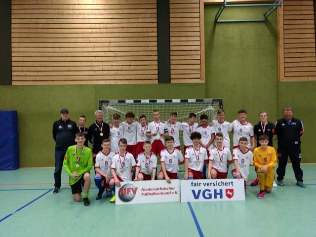 Die U15 des VfL Güldenstern Stade trugen ebenfalls ohne Finalspiel den Pokal nach Hause | Foto: NFV