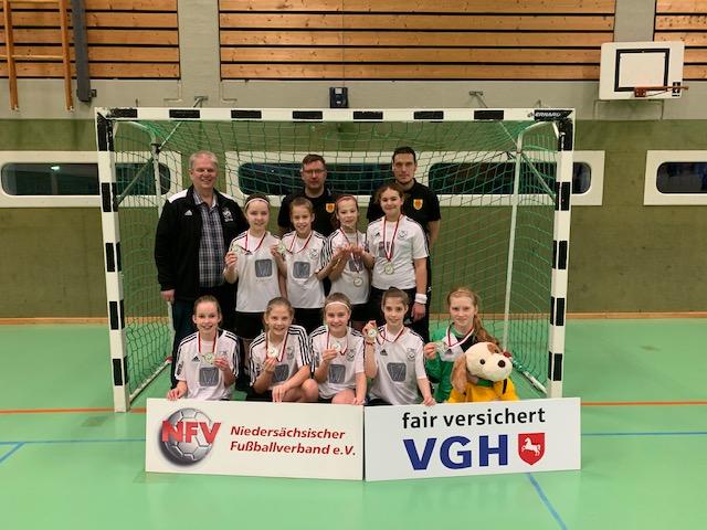 Die D-Juniorinnen des TSV Apensen schafften mit 15 Punkten den Pokalsieg | Foto: NFV