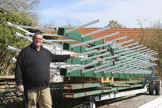 Volkmar Dinglinger mit der reparierten Unterkonstruktion für die Mühlenflügel | Foto: sb