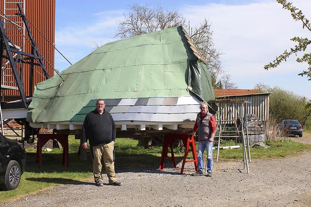 Volkmar Dinglinger (li.) und Rolf Dammann mit der beschädigten Dachhaube | Foto: sb