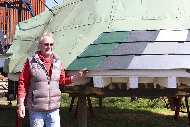 Rolf Dammann zeigt die neuen grünen Dachschindeln | Foto: sb