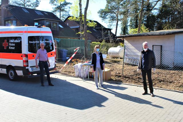 Überwachten die Heimbewohner-Verlegung per Rettungswagen (v. li.): Dr. Wolfgang Wedel vom Krankenhaus Winsen, Kreis-Amtsärztin Astrid Schwemin und Reiner Kaminski, Leiter Fachbereich Soziales beim Landkreis