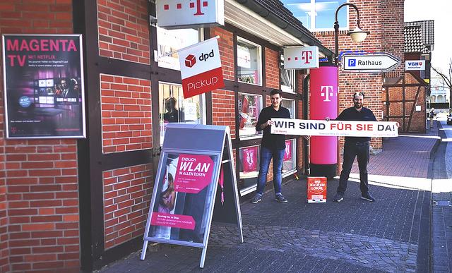 Mit dem Banner: Pascal Groß (li.) und Geschäftsführer Andreas Blem vom Mobilpunkt Hittfeld | Foto: Weber