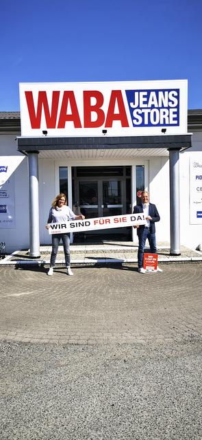 Auch Kundenberaterin Carina Jungs und Geschäftsführer Oliver Wamberski vom WABA Jeans Store in Hittfeld sagen: "Wir sind gerne dabei!" | Foto: Weber