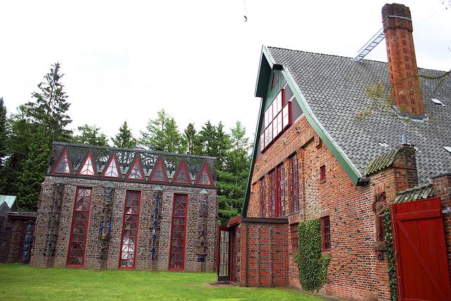 Die Kunststätte Bossard mit dem Kunsttempel und dem Atelierhaus. In der Diskussion um eine "Kunsthalle" rücken auch Johann Bossards Sympathien für die Nazi-Ideologien in den Mittelpunkt