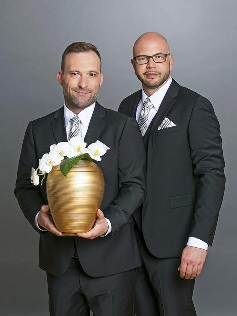 Bestatter Denny Kautzsch (li.) - hier mit Geschäftspartner Niels Trotter: "Viele freuen sich über eine Geste" | Foto: Ruhelotsen