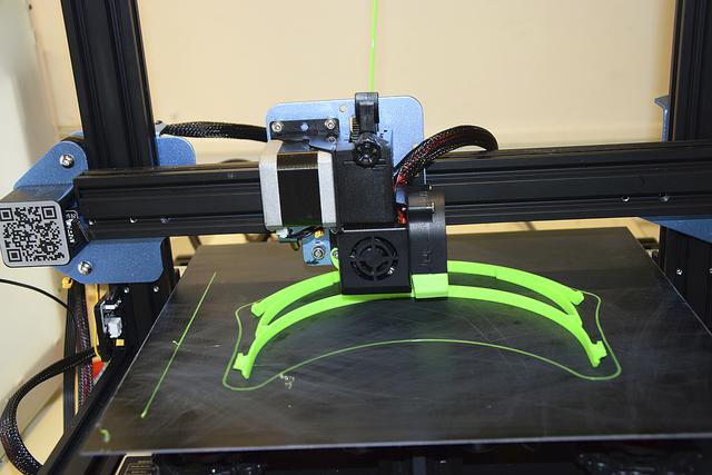 Ein 3D-Drucker stapelt den erhitzten Kunststoff und produziert ein Kopfteil des Behelfs-Gesichtsschildes Fotos: ts